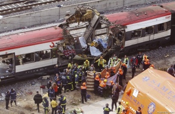 Aspecto en que quedó uno de los convoyes del servicio ferroviario de cercanías de Renfe afectados por los Atentados del 11 de marzo de 2004 en Madrid.