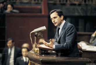 Adolfo Suárez durante su discurso ante el Congreso en la sesión que discutió la moción de censura presentada contra el Gobierno por la oposición, en mayo de 1980.